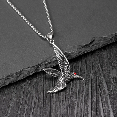 Collana con Ciondolo a Forma di Colibrì in Acciaio Inossidabile Vintage con Occhio di Strass Rosso Gioielli Hip Hop Street