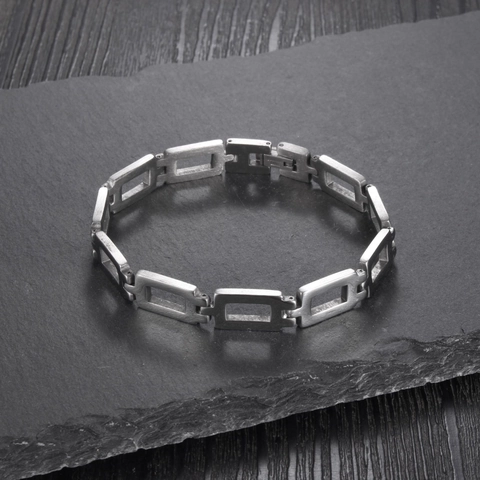 Bracciale Minimalista in Acciaio Inossidabile con Maglie Geometriche Rettangolari Traforate per Donna Gioiello di Moda Lucidato Colore Argento