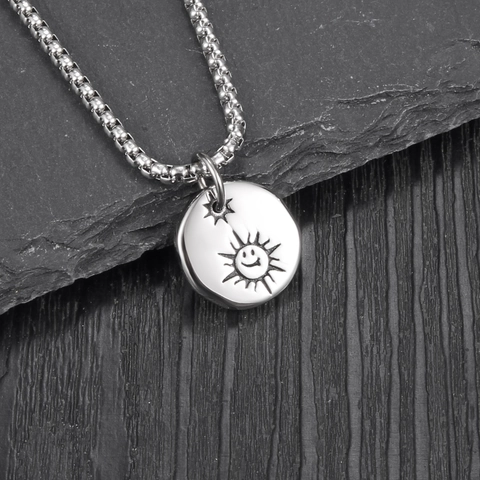 Collana con Ciondolo Sole Sorridente in Acciaio al Titanio Punk Hip Hop Piastra Rotonda Stella Incisa Gioielli in Acciaio Inossidabile
