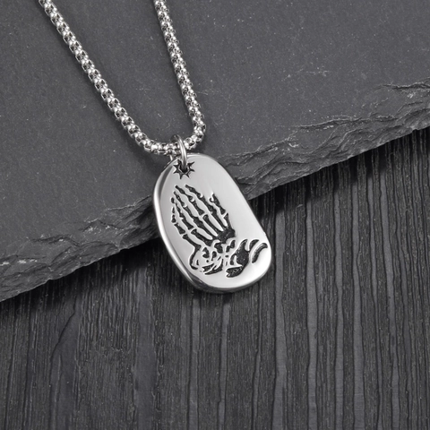 Collana con Ciondolo Mano di Preghiera del Teschio Gotico in Acciaio al Titanio Medaglia Ovale Lucida Gioielli Hip Hop Streetwear