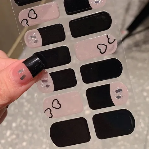Black Pink Contrast Color Heart Pattern Press On Nails French Tip Minimalist Sweet Cool PVC Resin Nail Art Stickers For Women Decoration