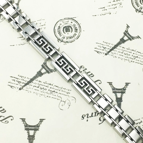 Bracciale da Uomo Audace in Acciaio al Titanio con Greca Argento Minimalista Industriale Lucido Spazzolato Gioiello Geometrico