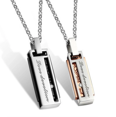 Collana con Pendente a Rettangolo in Acciaio al Titanio per Coppie Incisione Love Devotion Strass Intarsiato Gioielli di Moda