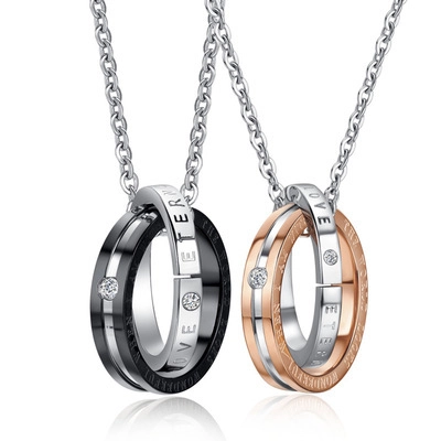 Collana con Pendente a Doppio Anello in Acciaio Inossidabile per Coppie Romantica con Strass Incisione Eternal Love