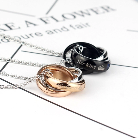 Collana per Coppia in Acciaio al Titanio Con Tre Anelli Intrecciati Incisione Her King His Queen Strass Intarsiato Ciondolo Gioielli