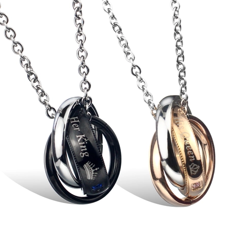 Collana per Coppia in Acciaio al Titanio Con Tre Anelli Intrecciati Incisione Her King His Queen Strass Intarsiato Ciondolo Gioielli