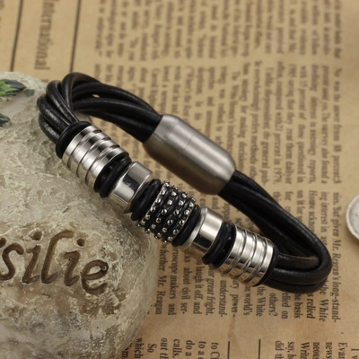 Bracciale in Pelle Intrecciata da Uomo Con Perle in Acciaio Inossidabile Cordino Multistrato Chiusura Magnetica Stile Punk Retrò