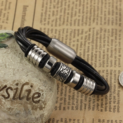 Bracciale da Uomo Vintage in Pelle Nera Multistrato Acciaio Inossidabile Perle Incise Geometriche Chiusura Magnetica Gioielli