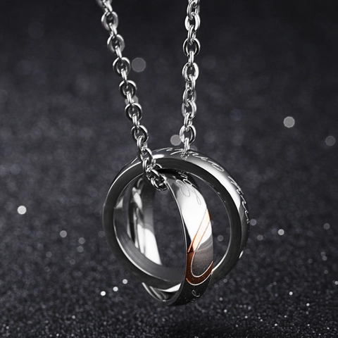 Simple Collar de Acero Inoxidable Anillos Entrelazados Corazón para Pareja Letra Grabada Colgante con Strass Joyería Romántica para Hombres Mujeres