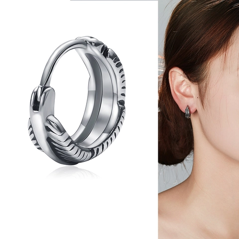 Orecchini a Cerchio in Acciaio al Titanio Retro Punk con Texture a Piuma Fibbia Geometrica Argento Invecchiato Gioielli Donna