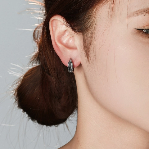 Orecchini a Cerchio in Acciaio al Titanio Retro Punk con Texture a Piuma Fibbia Geometrica Argento Invecchiato Gioielli Donna