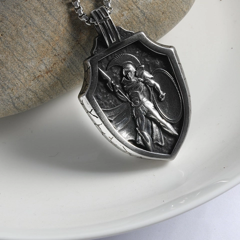 Collar con Colgante de Escudo en Relieve de Dragón de Acero Inoxidable Retro Hip Hop Street Style Guerrero Joyería de Plata Antigua para Hombres
