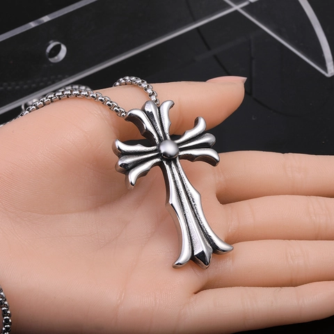 Collier Pendentif Croix en Acier Inoxydable Gothic Punk pour Hommes Croix à Fleurs en Acier Titane Chaîne Maille Miroir