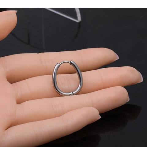 Orecchini a Cerchio Minimalisti a Forma di U in Acciaio Inossidabile per Uomo Donna Gioielli Unisex alla Moda con Torsione Mobius