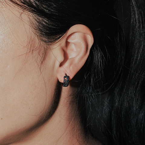 Vintage Punk Dragon Pattern Black Titanium Steel Huggie Hoop Earrings For Men Women Gothic Embossed Carved Jewelry Gift