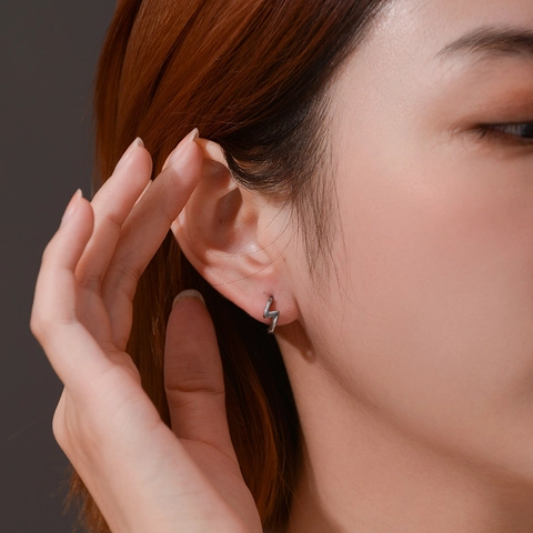 Orecchini a Bottone a Forma di Saetta in Acciaio al Titanio Minimalista Uomo Donna Stile Coreano Argento Lucido Punk Gioielli