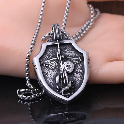 Collier Pendentif Bouclier Saint Michel Archange en Acier Inoxydable Vintage pour Hommes Femmes Médaillon Relief Croix Rétro Bijou