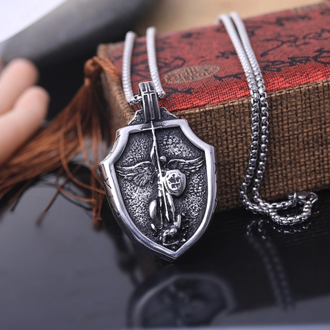 Collier Pendentif Bouclier Saint Michel Archange en Acier Inoxydable Vintage pour Hommes Femmes Médaillon Relief Croix Rétro Bijou