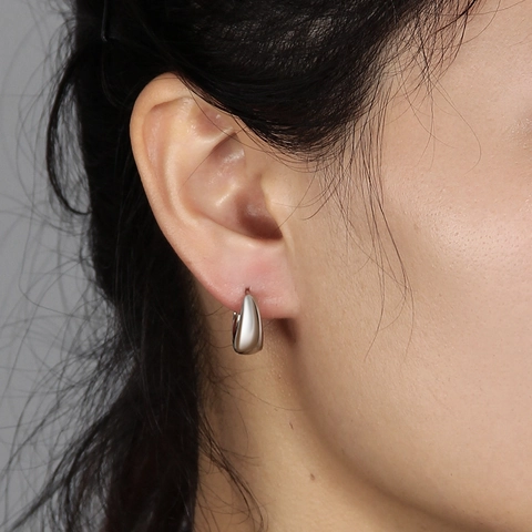 Minimalistische Titaniumstaal Traanvorm Huggie Hoop Oorbellen Voor Vrouwen Koreaanse Stijl Gepolijst Zilveren Drop Sieraden