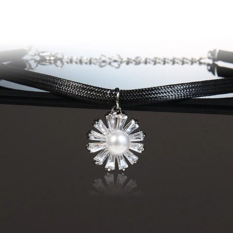 Collana Choker Girasole per Donna Pendente in Lega con Perla Artificiale e Strass Intarsiati Cordino in Pelle Sintetica