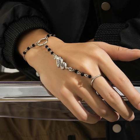 Heren Punk Gothic Slang Handsieraad Vinger Armband Legering Met Zwarte Strass Kralen Zilver Geïntegreerde Ring Armband Mode Sieraden