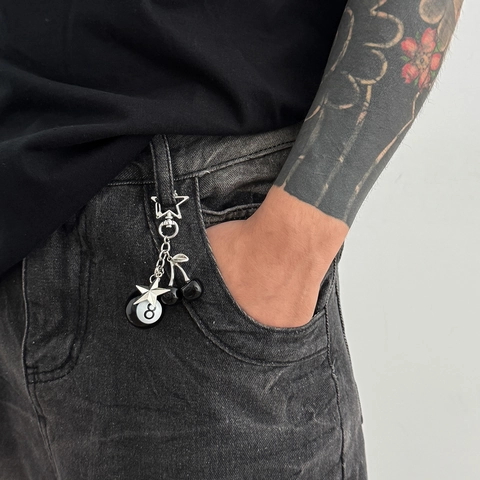 Portachiavi da Biliardo Hip Hop Cherry Black 8 Ball per Uomo Ciondolo a Stella in Metallo Lega Creativa Accessorio per Borsa Streetwear