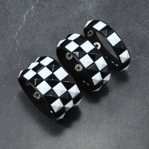 Braccialetto Punk in Pelle con Rivetti Motivo a Scacchiera Bianco e Nero Polsino Gothic con Bottoni in Metallo Gioielli Unisex
