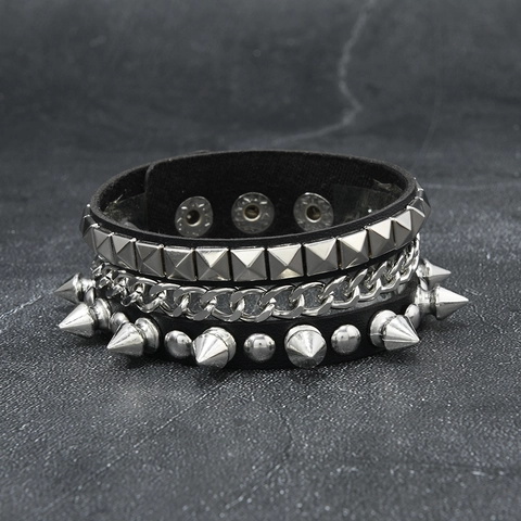 Bracciale in Pelle Retro Punk Rock Unisex Polsino in Pelle Larga Multistrato Con Borchie in Metallo e Catena Gioielli Fatti a Mano
