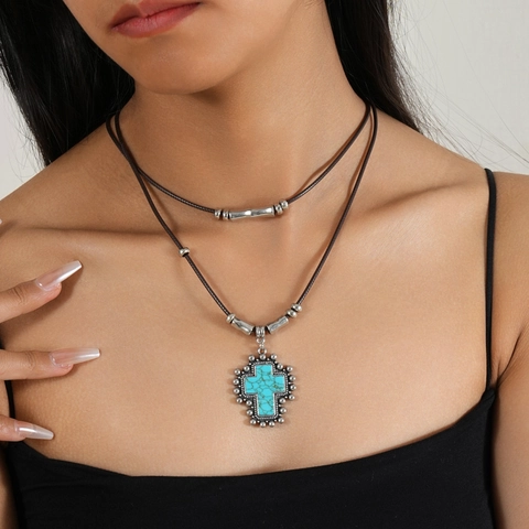 Collier Pendentif Croix Turquoise Double Couche Vintage Bohème pour Femmes Bijoux Ethniques en Cordon Ciré Tressé