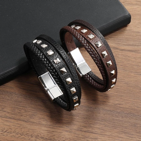 Bracciale Multistrato da Uomo in Pelle PU Retro Punk Con Rivetti a Piramide Quadrata Chiusura Magnetica in Lega Gioielli Vintage