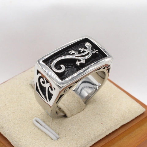 Anello Lucertola in Acciaio al Titanio da Uomo Vintage Punk Rettangolare Rilievo Geco Totem Band Anello Personalità Intagliata