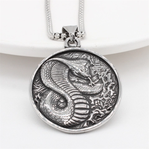 Collana con Ciondolo Rotondo in Acciaio al Titanio con Rilievo Cobra Vintage da Uomo Finitura Antica Gioielli Retrò