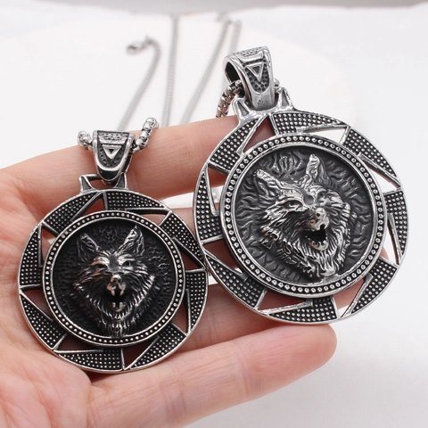 Pendentif Tête de Loup en Relief en Acier Titane Vintage pour Hommes Rétro Style Viking Punk Pendentif Forme de Pièce Ronde