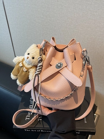 Bolso Cubo de Cuero PU para Mujer de Moda Bolso Bandolera Minimalista Textura Lichi con Cadena Plateada y Llavero de Oso