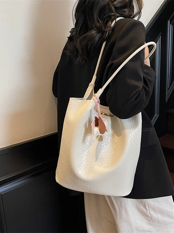 Borsa Tote da Donna di Classe in Pelle PU Intrecciata di Grande Capacità Borsa a Secchiello a Tracolla con Ciondolo Pegaso