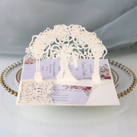 Inviti di Nozze 3D Pop Up Europei Eleganti Rose Intagliate al Laser Coppia di Sposi Silhouette Carta Perlata Biglietti di Auguri