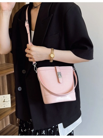 Women Crocodile Embossed PU Leather Bucket Crossbody Bag Fashion Handbag With Metal Lock Single Shoulder Bag For Daily Use