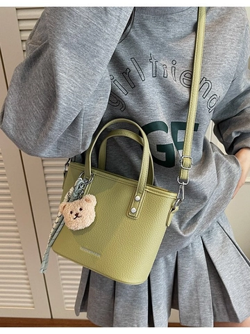 Sac Seau en Cuir PU à Motif Litchi pour Femmes Petit Sac Bandoulière à la Mode Avec Pendentif Ours Sac à Main Polyvalent