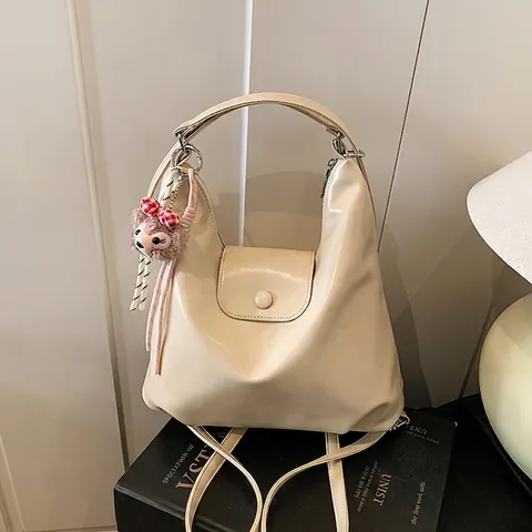 Sac à Dos Femme Simple en Cuir PU Plissé Grande Capacité Sac à Bandoulière de Navettage Sac à Dos Rétro Avec Pendentif Ours