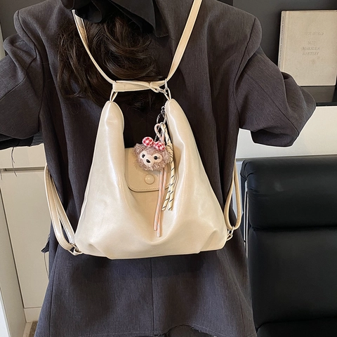 Sac à Dos Femme Simple en Cuir PU Plissé Grande Capacité Sac à Bandoulière de Navettage Sac à Dos Rétro Avec Pendentif Ours