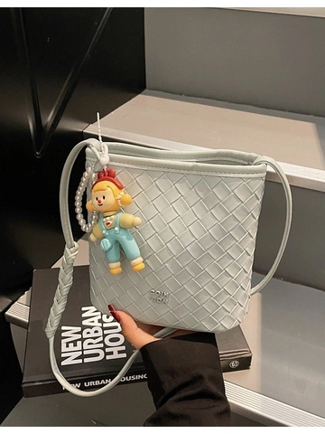 Sac Seau en Cuir PU Tissé pour Femmes Sac Bandoulière Avec Pendentif Poupée Dessin Animé Chaîne de Perles Style Urbain Décontracté