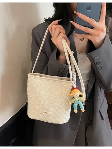 Sac Seau en Cuir PU Tissé pour Femmes Sac Bandoulière Avec Pendentif Poupée Dessin Animé Chaîne de Perles Style Urbain Décontracté