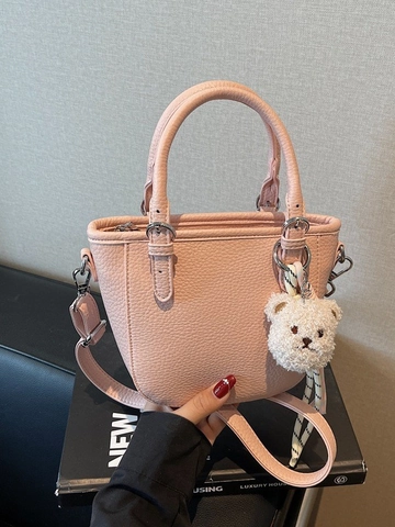 Women Minimalist PU Lychee Grain Bucket Bag Fashion Stitching Crossbody Shoulder Bag With Bear Pendant Small Commuting Handbag