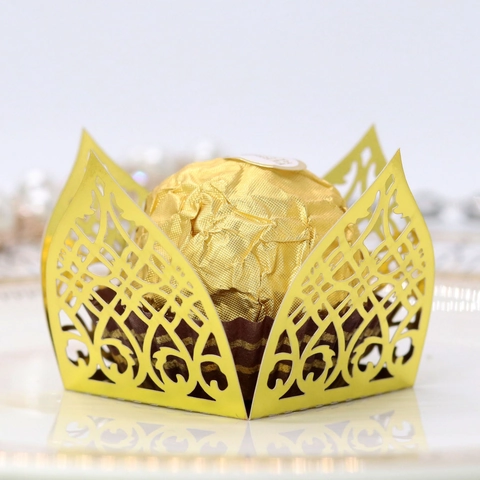 Laser Cut Hollow Chocolate Candy Box European Pattern Mirror Pearl Paper Favor Box For Wedding Birthday Party Celebration Decoration