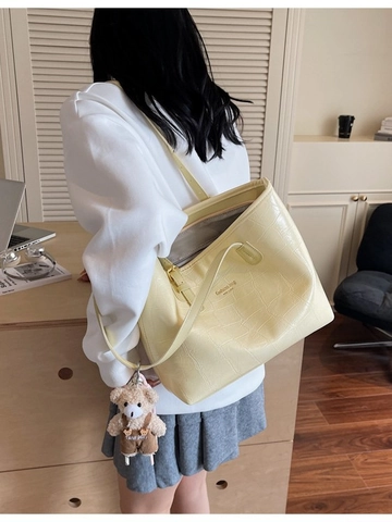 Sac Cabas Femme en Cuir PU Motif Crocodile Grande Capacité Impression de Lettres Sac à Bandoulière Avec Pendentif Ours