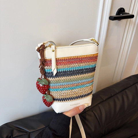 Regenboog Gestreepte Stro Geweven Telefoontas Zomer Strand Crossbody Emmertas Met Aardbeien Hanger Lederen Trim