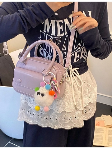 Sac Oreiller en Cuir PU Brillant Style Coréen pour Femmes Petit Sac à Main Bandoulière Avec Pendentif en Peluche Monstre
