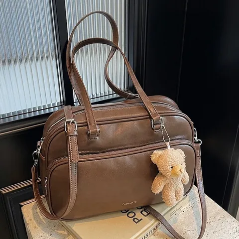 Sac à Épaule Boston en Cuir PU Vintage pour Femmes Fourre-Tout Grande Capacité Avec Pendentif Ours en Peluche Sac de Navette