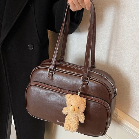 Sac à Épaule Boston en Cuir PU Vintage pour Femmes Fourre-Tout Grande Capacité Avec Pendentif Ours en Peluche Sac de Navette