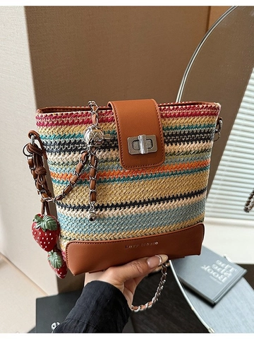 Sac Seau en Paille Tissée à Rayures Arc-en-ciel Vintage pour Femmes Sac Bandoulière Chaîne Mode Avec Pendentif Fraise